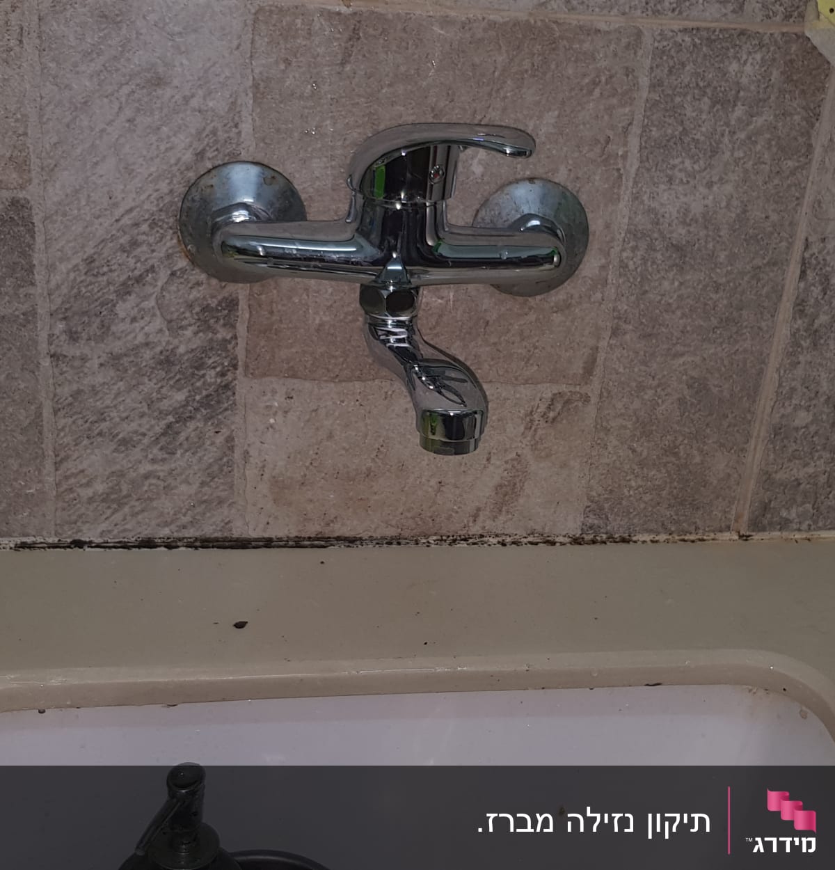 ברז מים מעל כיור במטבח